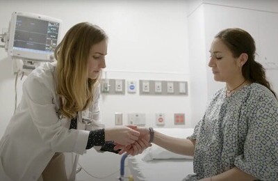 Кодирование Аквилонг в Бугульме Врач держит пациентку за руку