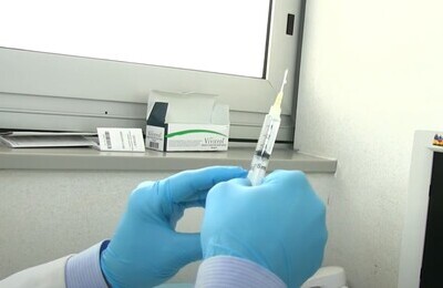 Проведение кодирования Вивитролом в Бугульме Шприц с Вивитролом в руках у врача